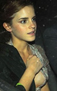 1. Груди Emma Watson