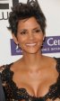26. Сиськи Halle Berry фото