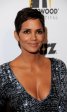 38. Голая грудь Halle Berry